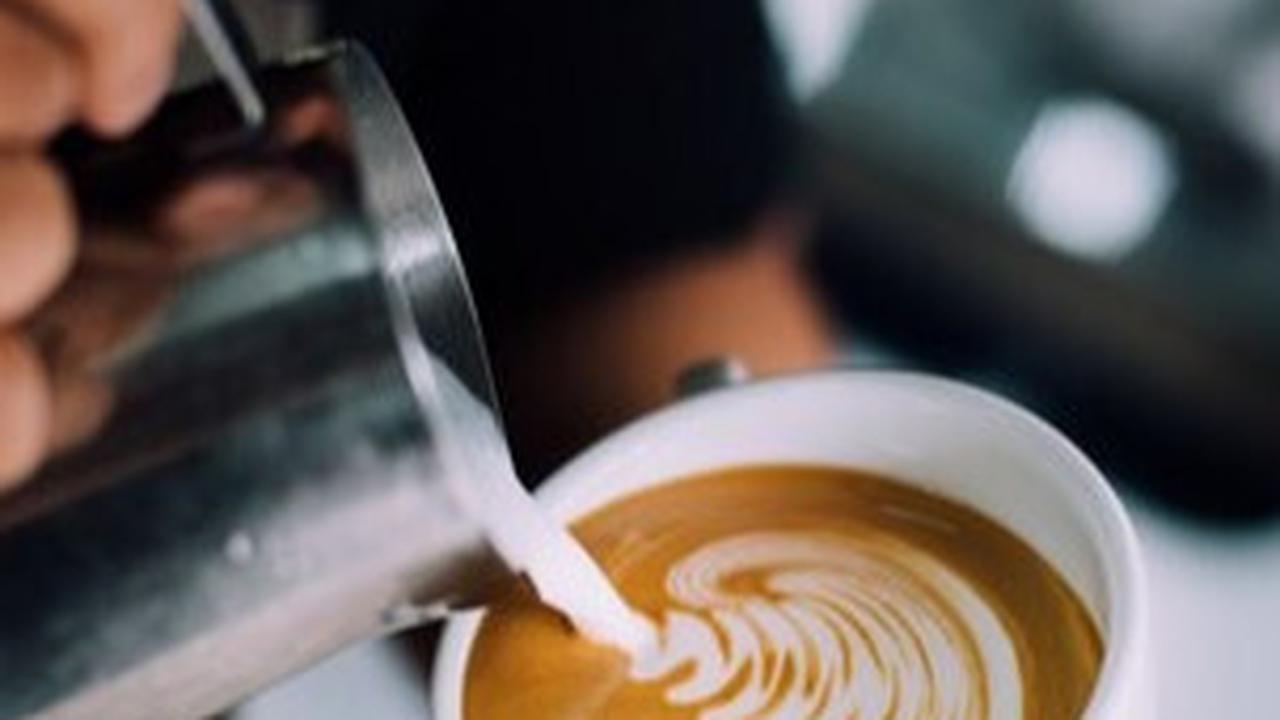 Meskipun mungkin terdengar sepele, hal ini mencerminkan cara masyarakat Italia menghargai waktu dan konteks dalam menikmati hidangan, termasuk minuman kopi seperti cappuccino.