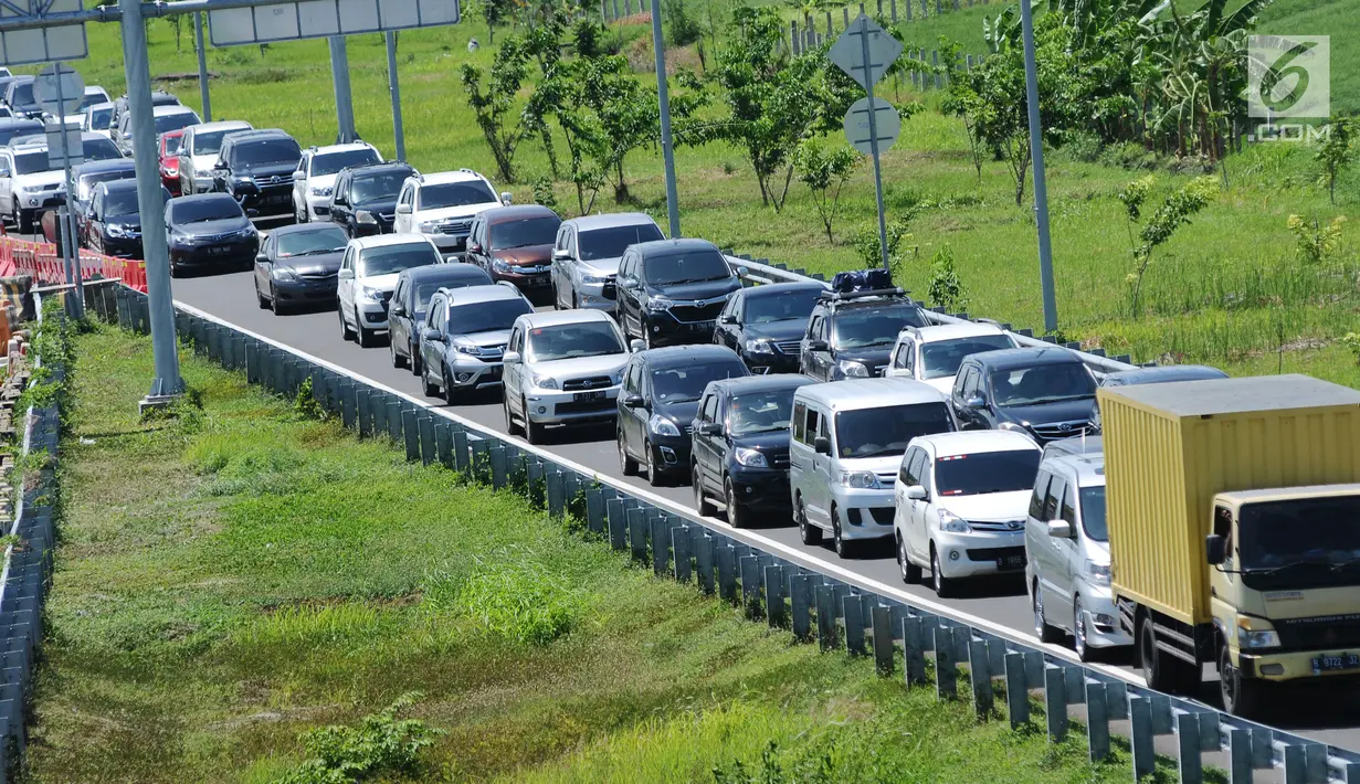 Kendaraan berjalan menuju pintu keluar Tol Brebes Timur, Jawa Tengah, Sabtu (23/12). Libur Natal 2017, antrian kendaraan yang akan keluar dari pintu Tol Brebes Timur mencapai tiga kilometer. (Liputan6.com/Helmi Fithriansyah)