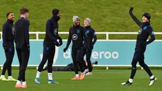 Pemain Inggris James Maddison (kanan) bersama rekan-rekannya berlatih jelang menghadapi Montenegro pada babak kualifikasi Grup A Piala Eropa 2020 di St George's Park, Burton-on-Trent, Inggris, Selasa (12/11/2019). Inggris menjamu Montenegro di Stadion Wembley pada 15 November 2019. (Paul ELLIS/AFP)