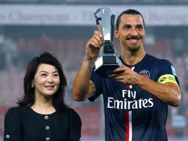 Zlatan Ibrahimovic, menerima trofi MVP setelah memenangkan pertandingan Piala Super Prancis di Workers Stadium, China, (2/8/14). (REUTERS/Petar Kujundzic)