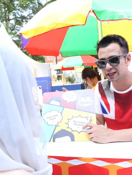 Karena masih baru, beberapa promo pun dilakukan oleh Raffi, bisnis Raffi masih sekedar bazar dan belum sebesar restoran. (Galih W. Satria/Bintang.com) 