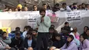 Bajrang Punia, pegulat India yang memenangkan medali perunggu di Olimpiade Tokyo 2020, berbicara kepada media selama protes terhadap Presiden Federasi Gulat India Brijbhushan Sharan Singh dan pejabat lainnya di New Delhi, India, Jumat (20/1/2023). Pegulat top India memimpin protes di dekat gedung parlemen menuduh presiden federasi dan pelatih melakukan pelecehan seksual dan mental terhadap pegulat muda. (AP Photo/Manish Swarup)