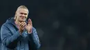 Pemain Manchester City, Erling Haaland, tampak tersenyum meski timnya dikalahkan Tottenham Hotspur dengan skor 1-2. (AP Photo/Ian Walton)