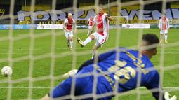 Striker Ajax Amsterdam, Klaas Jan Huntelaar, mencetak gol ke gawang VVV-Venlo pada laga Eredivisie di Stadion De Koel, Minggu (25/10/2020). Ajax Amsterdam menang dengan skor 13-0. (AFP/Olaf Kraak)