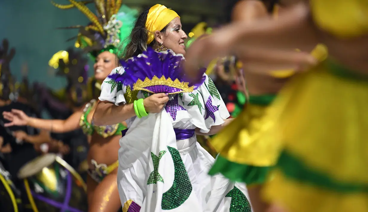 Penabuh genderang dan penari, bagian dari anggota Comparsa meramaikan parade karnaval Llamadas di Montevideo, Kamis (7/2). Karnaval terbesar di Uruguay ini menampilkan kelompok penari seksi dan musik tradisional selama dua hari. (PABLO PORCIUNCULA/AFP)