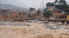 Banjir bandang merusak jalur kereta api di Chosica, Provinsi Lima. Sebanyak 72 orang menjadi korban banjir bandang kali ini.