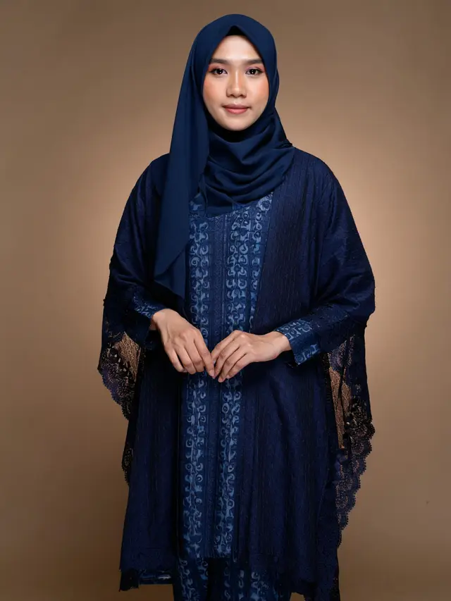 Model Gamis Kombinasi Outer Brokat dan Batik Warna Navy Elegan