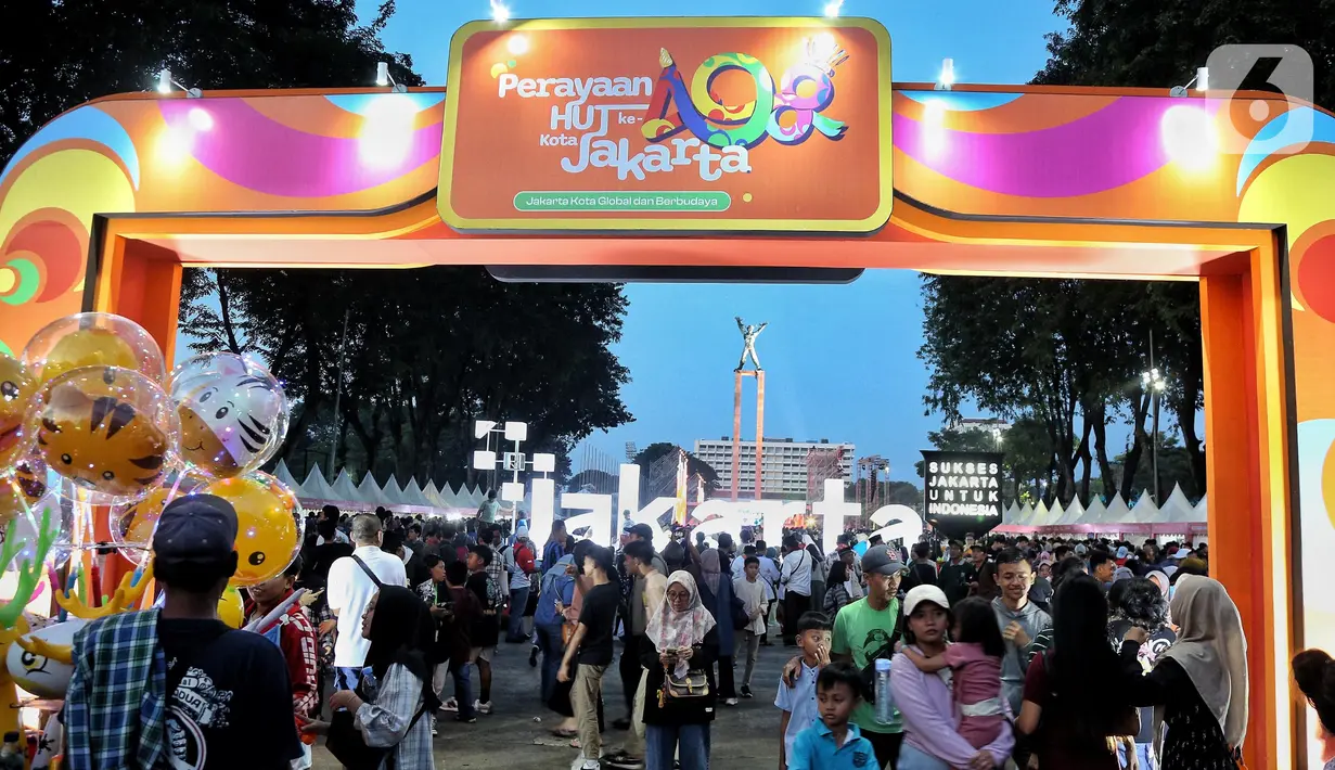Warga memadati kawasan Lapangan Banteng, Jakarta, Minggu (22/6/2025). (Liputan6.com/Angga Yuniar)