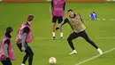 Para pemain Barcelona saat mengikuti sesi latihan tim di Old Trafford, Manchester, Inggris, Rabu 22 Februari 2023. Di leg pertama di Estadio Camp Nou, mereka ditahan imbang 2-2 Manchester United. (Martin Rickett/PA via AP)