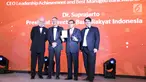 Direktur Utama PT Bank Rakyat Indonesia (Persero) Tbk atau BRI, Suprajarto foto bersama usai meraih penghargaan bergengsi berskala internasional dari The Asian Banker, majalah ekonomi terkemuka di Asia di Hotel Shangri-La, Bangkok Thailand (29/5/2019). (Liputan6.com/Pool/Humas BRI)
