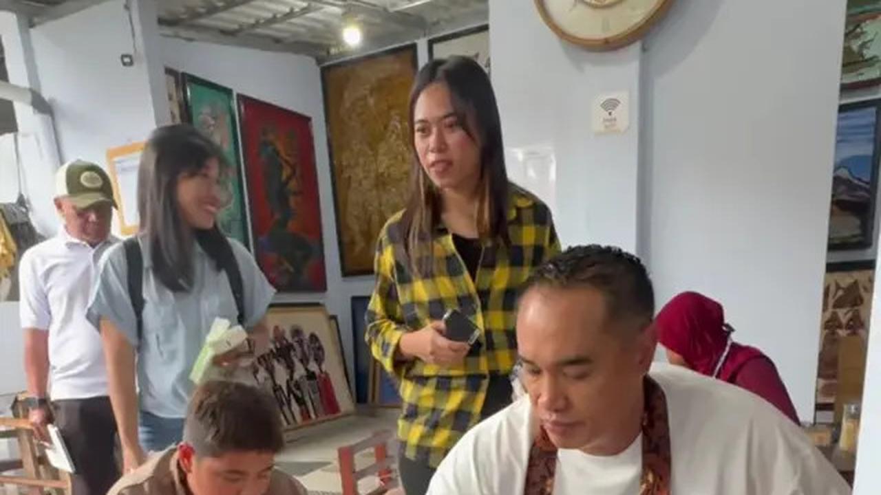 Model Sandal Jepit Nia Ramadhani dan Keluarga saat Liburan ke Yogyakarta