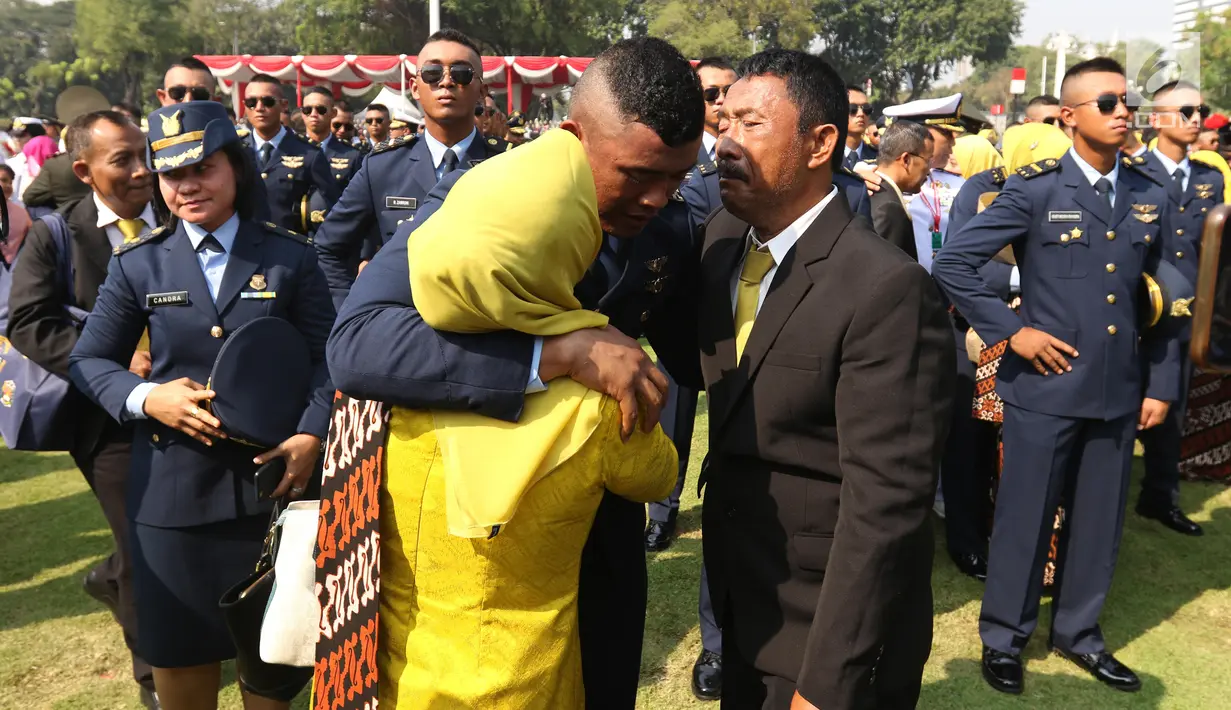 Perwira TNI-Polri menangis sambil memeluk orangtuanya usai dilantik Presiden Joko Widodo atau Jokowi di halaman Istana Merdeka, Jakarta Pusat, Selasa (16/7/2019). Jokowi melantik 259 perwira Akademi Militer, 117 Angkatan Laut, 99 Angkatan Udara, dan 306 Polri. (Liputan6.com/Angga Yuniar)