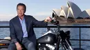 Mantan Gubernur California, Arnold Schwarzenegger berpose dengan duduk di atas motor Harley Davidson saat mempromosikan film terbarunya, `Terminator Genisys` di depan Sydney Opera House, Australia, Kamis (4/6/2015). (REUTERS/David Gray)