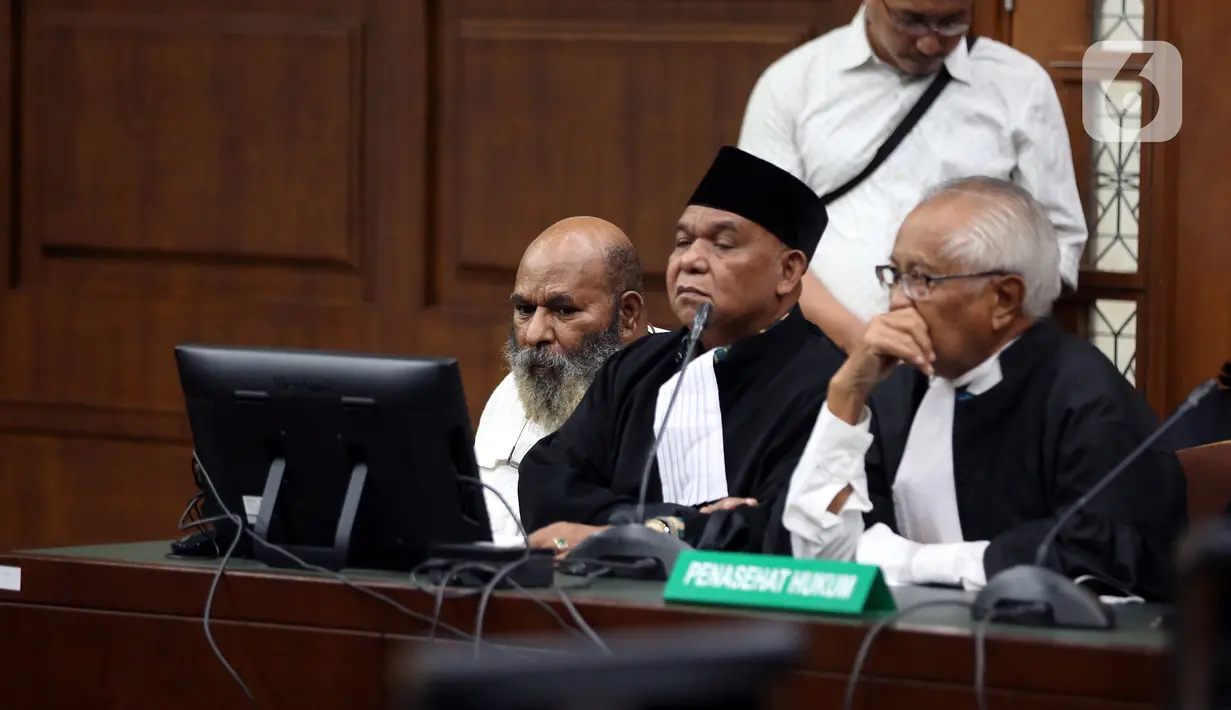Hakim kemudian geram. Hakim mengingatkan kembali pertanyaan yang dia lontarkan kepada Sherly Susan. (Liputan6.com/Johan Tallo)