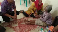 Nenek lumpuh di Semarang terkepung banjir dikunjungi Wakil Wali Kota Semarang Hevearita (Liputan6.com / Edhie Prayitno Ige)
