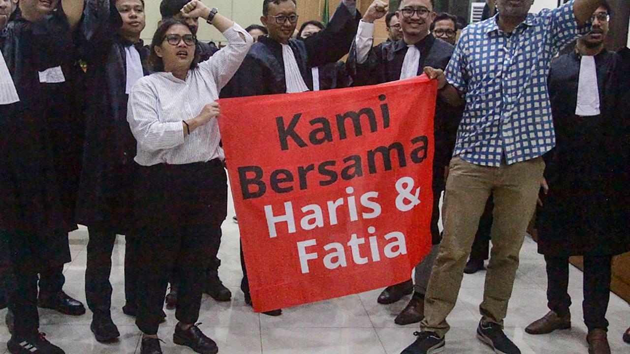 Haris Azhar dan Fatia Maulidiyanti bersama tim pengacara merayakan kebahagiannya usai majelis hakim memukul palu vonis bebas di Pengadilan Negeri Jakarta Timur, Jakarta, Senin (08/01/2023).
