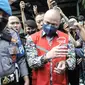 Tersangka Irjen Pol Teddy Minahasa mengenakan rompi merah Kejaksaan saat menuju mobil tahanan usai pelimpahan tahap II kasus narkoba di Kejaksaan Negeri Jakarta Barat, Rabu (11/1/2023). Penyidik Ditresnarkoba Polda Metro Jaya resmi melimpahkan berkas perkara kasus narkoba mantan Kapolda Sumatera Barat Irjen Pol Teddy Minahasa dan sejumlah tersangka ke Kejari Jakarta Barat. (merdeka.com/Iqbal S Nugroho)