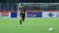 Pemain Bhayangkara FC, Dendy Sulistyawan saat melawan Persija Jakarta pada laga pekan ketiga BRI Liga 1 2023/2024 di Stadion Patriot Candrabhaga, Bekasi, Minggu (16/7/2023). Persija menang dengan skor 4-1. (Bola.com/M Iqbal Ichsan)