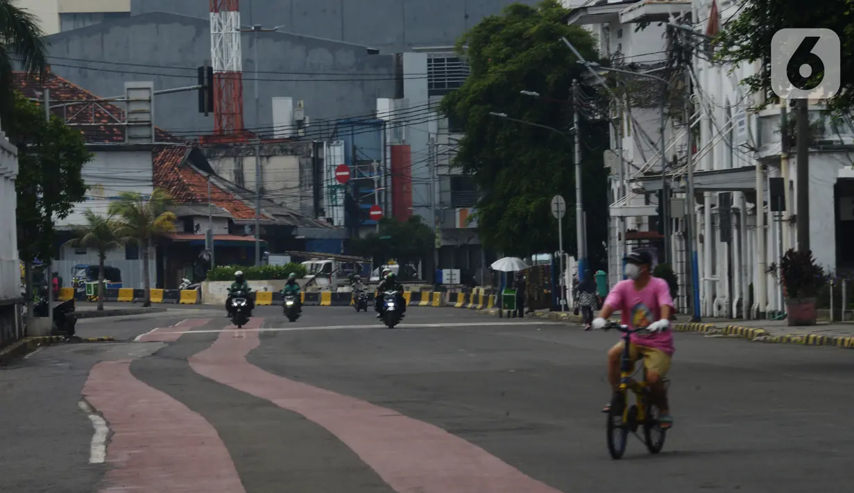 Seorang warga bersepeda di kawasan Kota Tua, Jakarta, Jumat (31/12/2021).  Menyambut pergantian malam Tahun Baru 2022, kawasan kota Tua ditutup untuk sementara pada 31 Desember 2021 hingga 1 Januari 2022 untuk mencegah keramaian dan penyebaran Covid-19 varian Omicron. (merdeka.com/Imam Buhori)