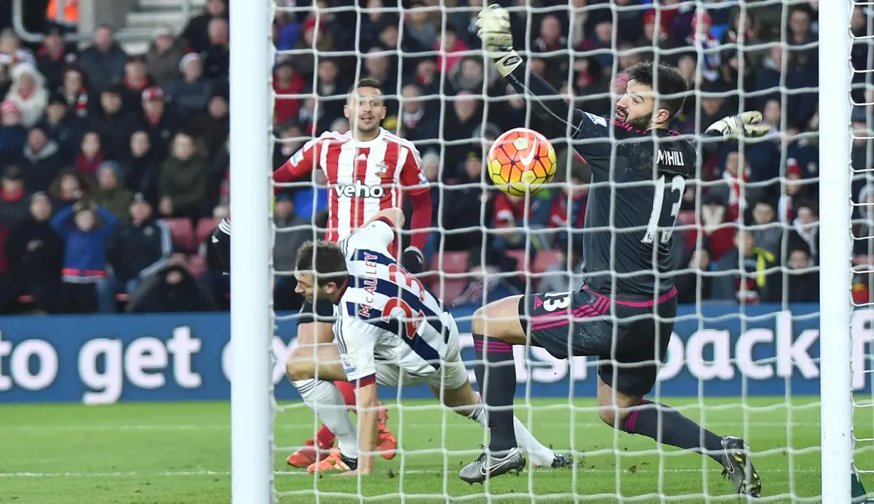 Pemain Southampton,  Dusan Tadic (tengah) mencetak gol ke gawang West Bromwich Albion pada lanjutan liga Premier Inggris at Stadion St Mary's, Southampton, Sabtu (16/1/2016).  (AFP Photo/Olly Greenwood)