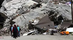 Bangunan rusak dan hancur akibat bentrokan antara pasukan keamanan Turki dan gerilyawan Kurdi di Yuksekova, provinsi tenggara Hakkari , Turki , 30 Mei 2016. Bentrokan yang terjadi ini telah berlangsung puluhan tahun lamanya. (REUTERS / Sertac kayar)