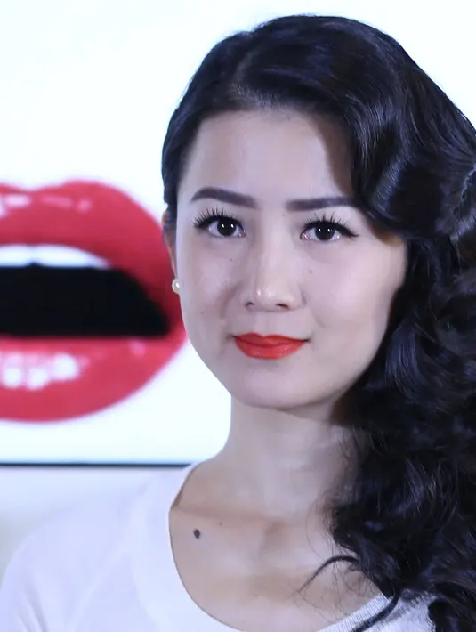 Ada banyak nuansa merah yang tertuang dari lipstik, pilihan warna merah itu disesuaikan dengan setiap busana adat pernikahan yang akan dipakai. (Galih W Satria/Bintang.com)  