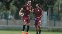 Pemain Persija Jakarta, Marko Simic (kiri) dan Bambang Pamungkas bercengkrama saat sesi latihan jelang Piala AFC 2018 di Lapangan ABC, Senayan, Jakarta, (13/3/2018). Persija akan melawan Song Lam Nghe An FC. (Bola.com/Nick Hanoatubun)