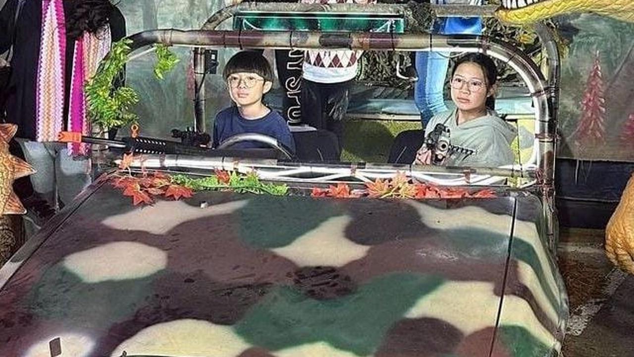 Sandra terlihat bahagia karena bisa kembali menikmati liburan bersama keluarga. Senyumnya begitu manis ke arah kamera saat berpose di atas mobil.