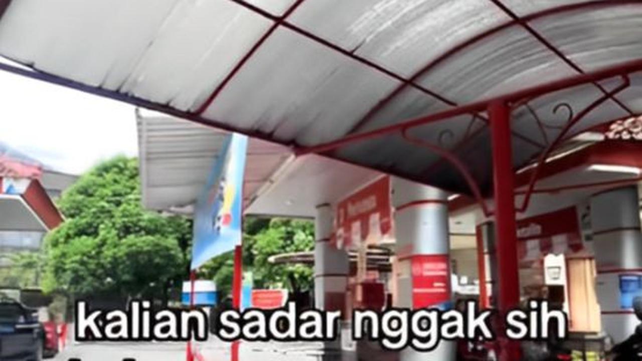 Petugas SPBU tetap melayani dengan nyaman duduk, tidak perlu lelah berdiri