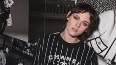 Kristen Stewart di Paris Fashion Week. (Foto: Vianney Le Caer/Invision/AP)