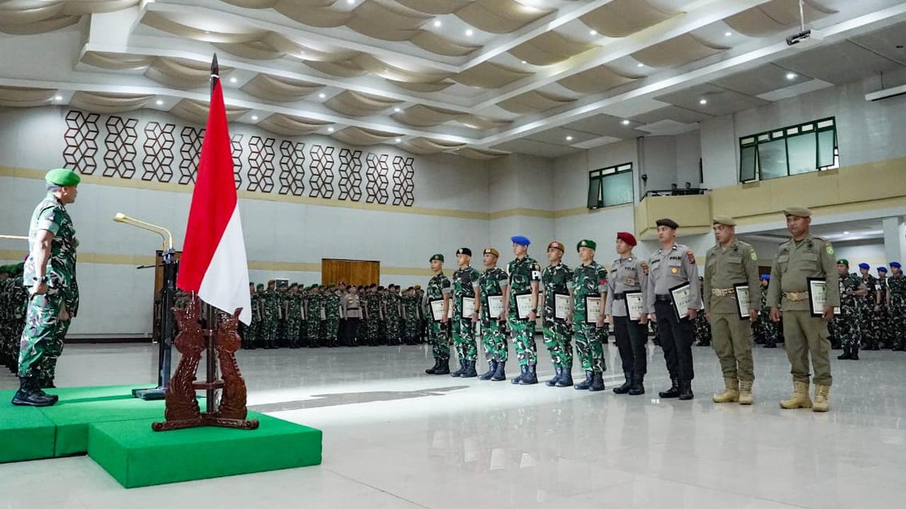 Pangdam Bukit Barisan Beri Penghargaan Prajurit TNI-Polri & Satpol PP, Ini Jasa-Jasanya