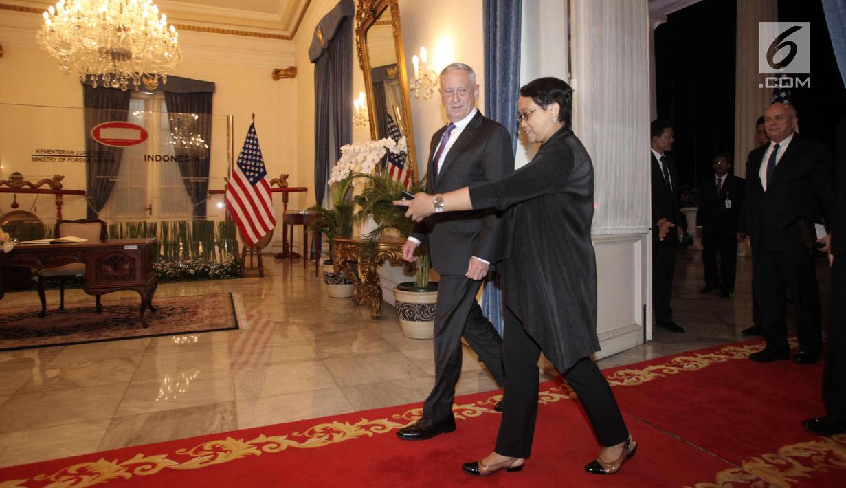 Menteri Luar Negeri RI Retno Marsudi menyambut kedatangan Menteri Pertahanan Amerika Serikat Jim Mattis saat melakukan pertemuan di Kantor Kementerian Luar Negeri, Jakarta, Senin (22/1). (Liputan6.com/Arya Manggala)