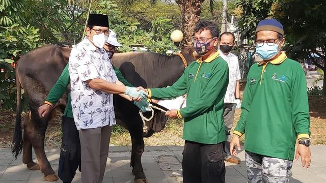 Penyaluran hewan kurban oleh Peruri di Karawang