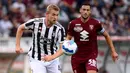 Matthijs de Ligt (kiri) digadang-gadang akan menjadi target utama Conte setelah beberapa kali muncul dalam bursa transfer ketika dibuka. De Ligt saat ini tengah membela Juventus dan masih kesulitan mendapatkan permainan terbaiknya. (AFP/Marco Bertorello)