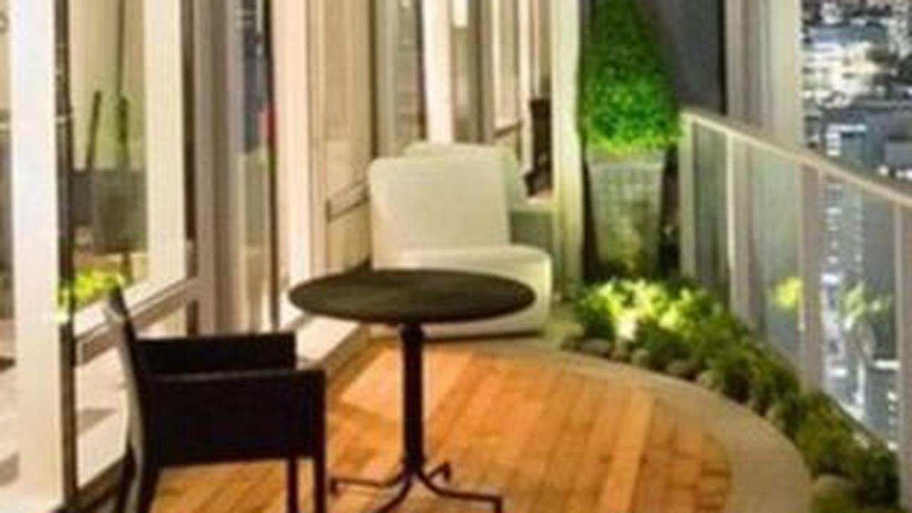 Desain Balkon Terbuka dengan Rumput Sintetis