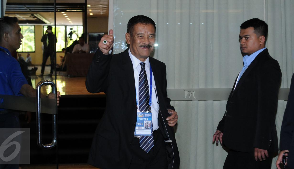 Manajer Persib, Umuh Muchtar (tengah) saat hadir untuk mengikuti Kongres Luar Biasa (KLB) PSSI di Jakarta, Rabu (3/8). Kongres untuk menetapkan enam agenda pada Kongres Luar Biasa (KLB) PSSI mendatang. (Liputan6.com/Helmi Fithriansyah)