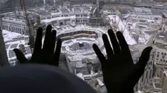 Umat Muslim berdoa dari sebuah hotel yang menghadap ke Kakbah di Masjid al-Haram, Makkah, Arab Saudi, Rabu (4/3/2020). Pemerintah Kerajaan Arab Saudi melalui Wakil Menteri Kesehatan Abdel-Fattah Mashat melarang sementara penduduknya untuk melaksanakan ibadah umrah. (AP Photo/Amr Nabil)