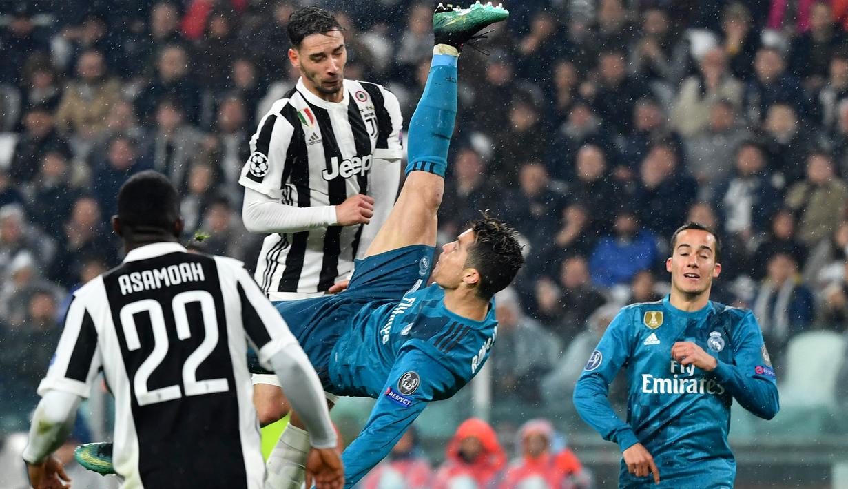 Megabintang Real Madrid, Cristiano Ronaldo melakukan tendangan salto ke gawang Juventus pada leg pertama perempat final Liga Champions di Stadion Allianz, Selasa (3/4). Gol kedua Ronaldo dicetak dengan indah, lewat tendangan salto. (Alberto PIZZOLI/AFP)
