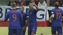 Menit ke-60, Belanda menggandakan keunggulan. Umpan satu dua dengan Janssen di sisi kiri dituntaskan Bergwijn dengan sepakan ke sudut bawah tiang jauh. (AP Photo/Michal Dyjuk)