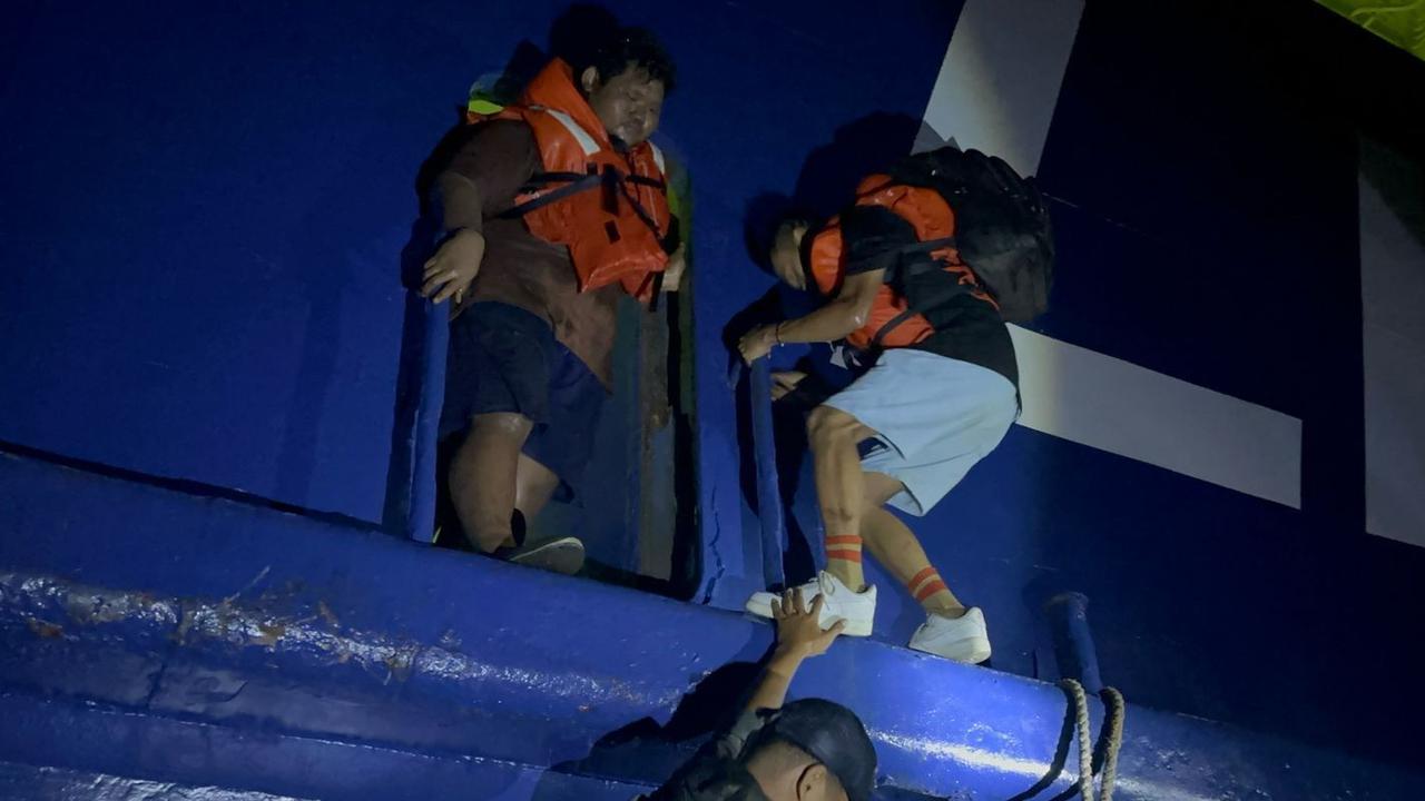 Kapal KMP Mutiara Ferindo 2 Terbakar di Perairan Banten, 12 ABK Dievakuasi