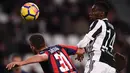 Gelandang Juventus, Blaise Matuidi merebut bola dari pemain Crotone pada laga pekan ke-14 Liga Italia Seri A di Allianz Stadium, Senin (27/11). Juventus harus bersusah payah bisa menundukkan Crotone, 3-0. (MARCO BERTORELLO/AFP)