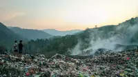 TPA Bakung masih menimbulkan asap tebal berbau tak sedap, Senin 16 Oktober 2023. (Liputan6.com/Ardi).