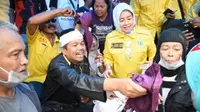 Korban Banjir Bandang Garut Berebut Pakaian Dalam