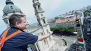 Pihak Guinness Book of Record sedang melakukan pengukuran terhadap menara Lego di Hungaria, Minggu (25/05/2014) (AFP PHOTO/ATTILA KISBENEDEK).