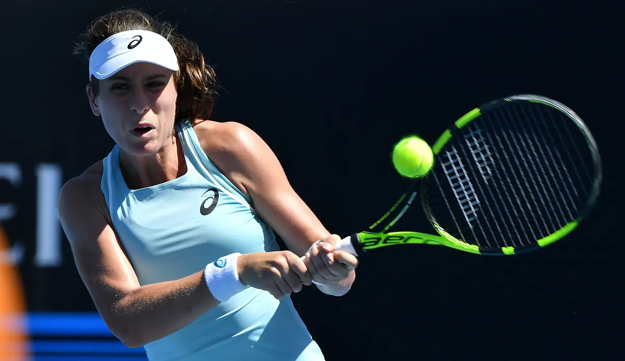 Petenis Inggris, Johanna Konta melakukan pukulan ke petenis AS, Bernarda Pera pada babak kedua turnamen Australia Terbuka 2018 di Melbourne, Kamis (18/1). Konta secara mengejutkan disingkirkan Pera ada di peringkat 123 dunia, 4-6, 5-7. (GREG WOOD/AFP)
