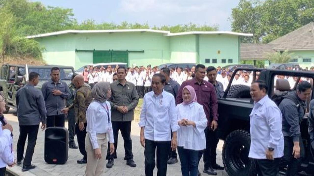 Prabowo mengemudikan kendaraan Maung 4x4 tersebut, dengan Erick Thohir duduk di sebelahnya. Sementara itu, Jokowi dan Iriana berada di kursi bagian belakang. Mobil tersebut menggunakan pelat bertuliskan Indonesia.