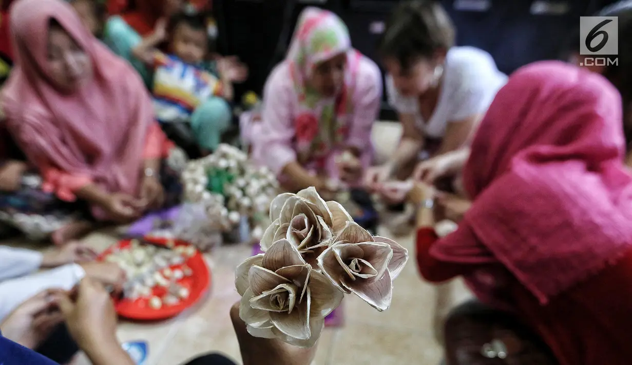 Salah satu hasil kreasi daur ulang dari kulit bawang yang dibuat oleh dua warga negara asing (WNA) di Rumah Amalia, Ciledug, Kota Tangerang, Sabtu (3/3). Kegiatan kreativitas ini dibantu ibu-ibu sekitar. (Liputan6.com/Fery Pradolo)