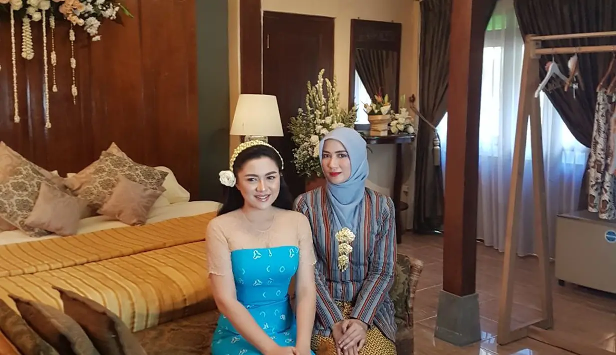 Hari bahagia Vicky Shu akhirnya tiba. Pernikahannya bersama Ade Imam yang dilangsungkan di Candi Borobudur, Jawa Tengah, Sabtu (23/9/2017). Serangkaian prosesi sakral pun digelar sebelum menikah. (doc. pribadi/Ade Andrini)