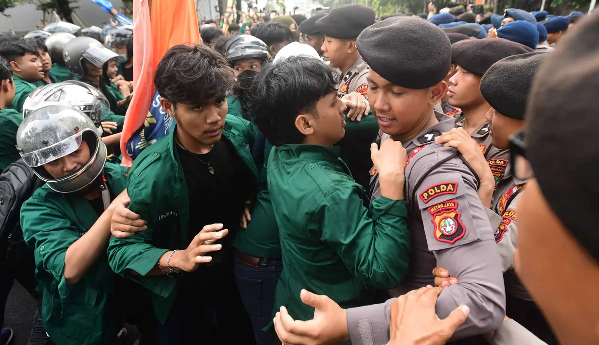 Mahasiswa dari Universitas Muhammadiyah Prof. DR. HAMKA (Uhamka) terlibat aksi saling dorong dengan petugas kepolisian di jalan Sudirman, Jakarta, saat akan berunjuk rasa di kawasan Bundaran Hotel Indonesia, Senin (15/6/2026). (merdeka.com/Arie Basuki)