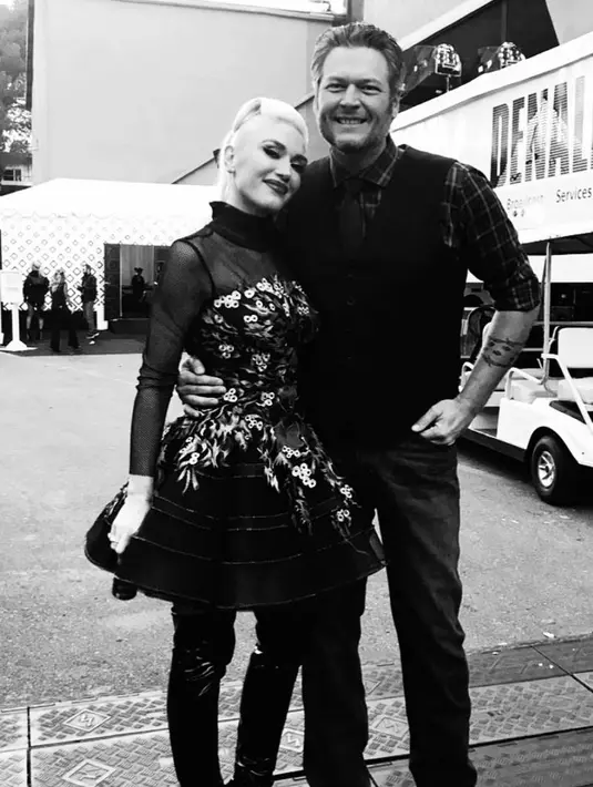 Kini, Gwen pun tengah digosipkan hamil anak Blake Shelton. (instagram/gwenstefani)